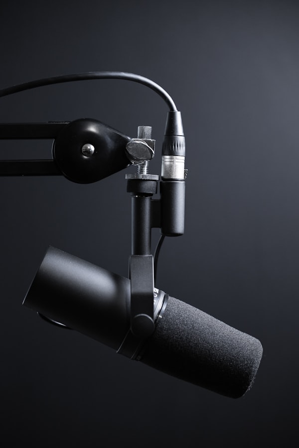 Ein hochwertiges Mikrofon und ein Mischpult im Detail für Podcasts